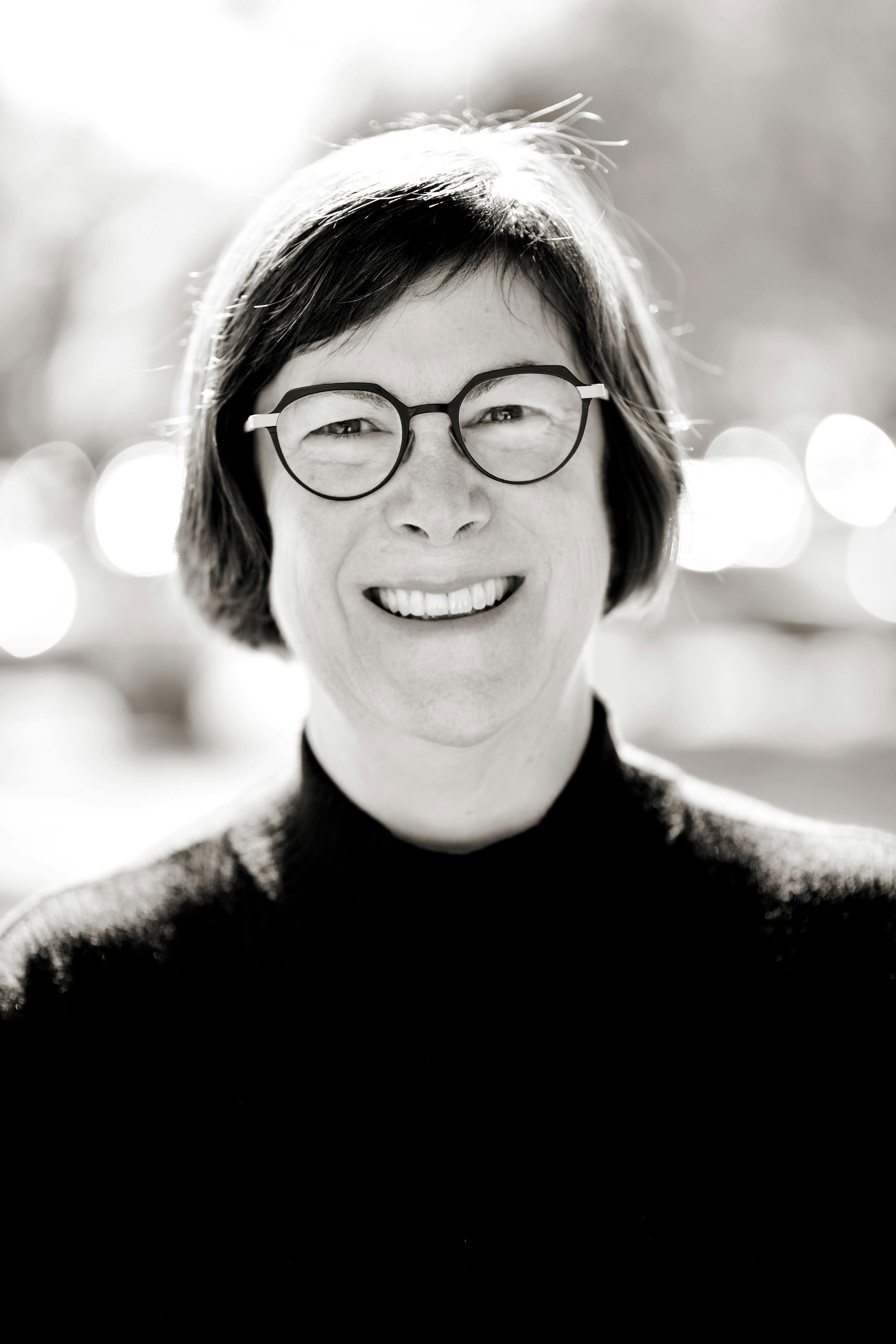 Black and White portrait of Linda Henigin smiling