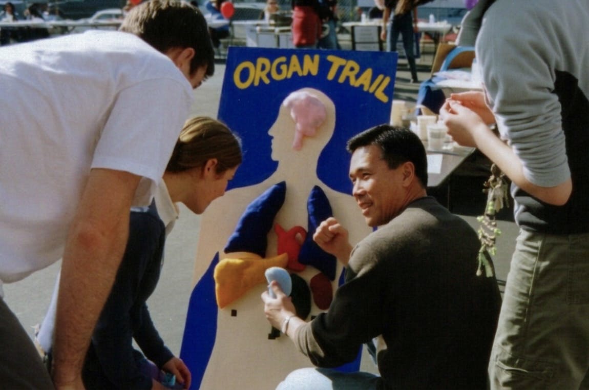 Candidate Dr. Quy Tran teaching students "Organ Trail"