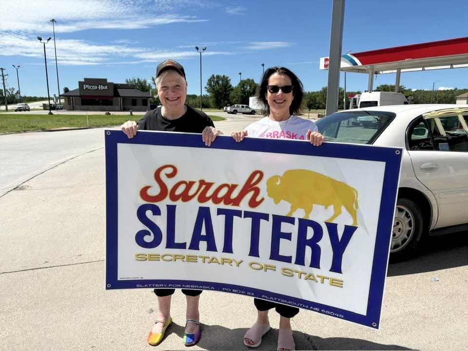 Supporters holding a Sarah barn sign.