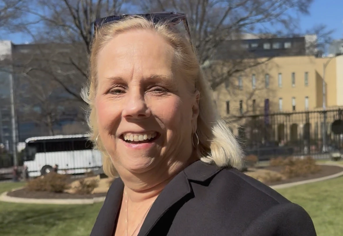 Laurie Walking to Qualify at Capitol