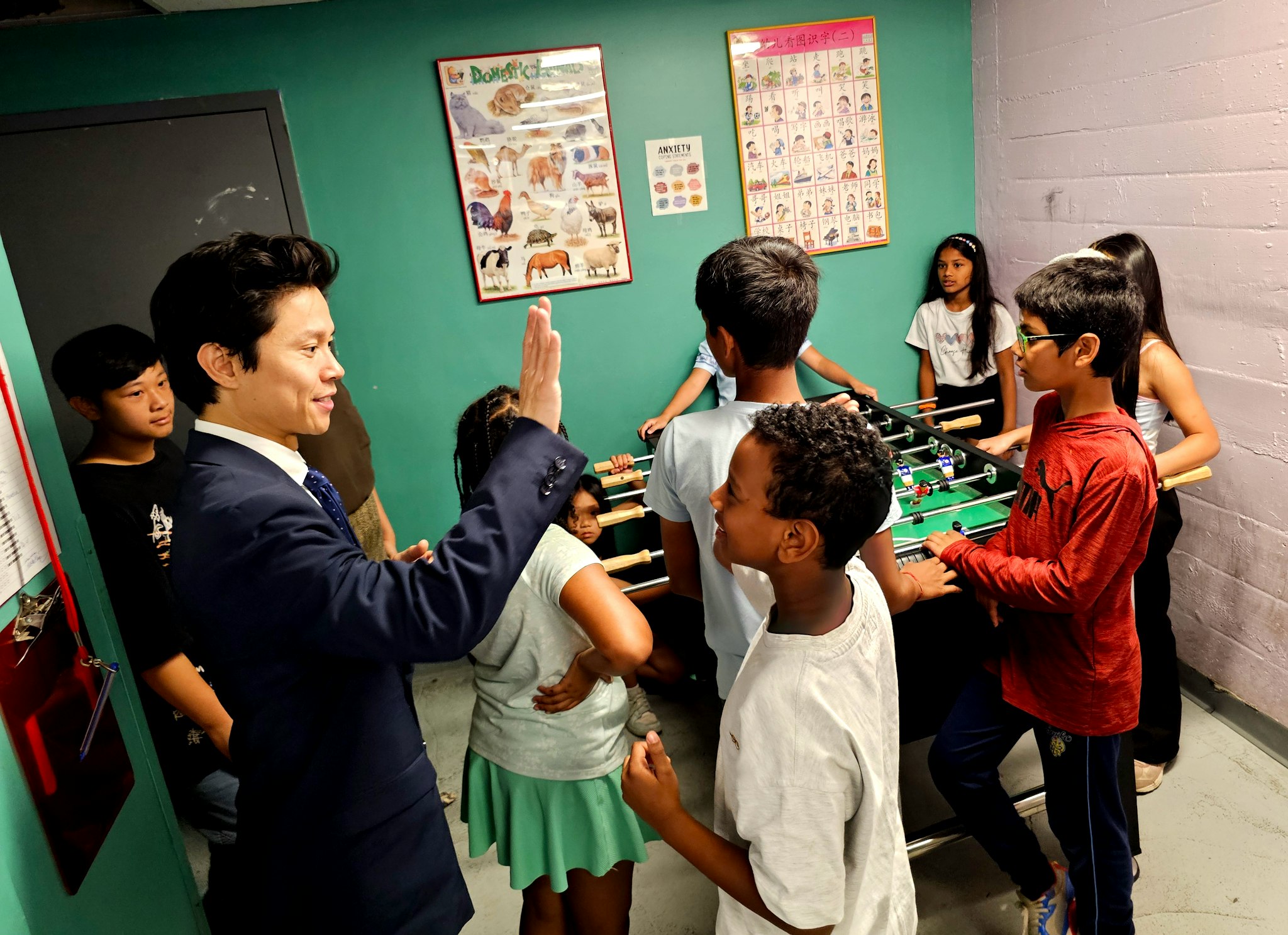 Hoan Huynh with students
