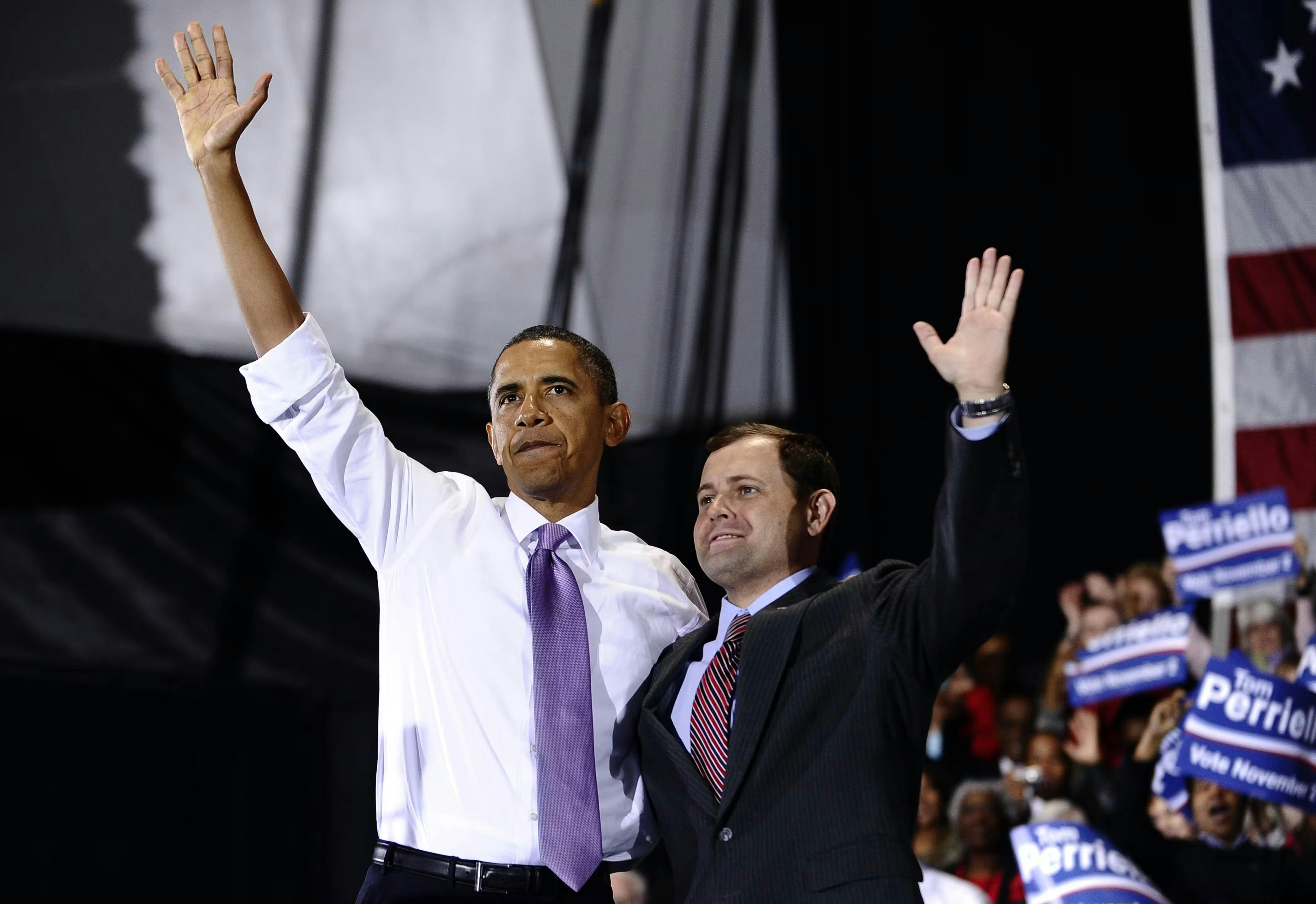 Obama and Tom waving