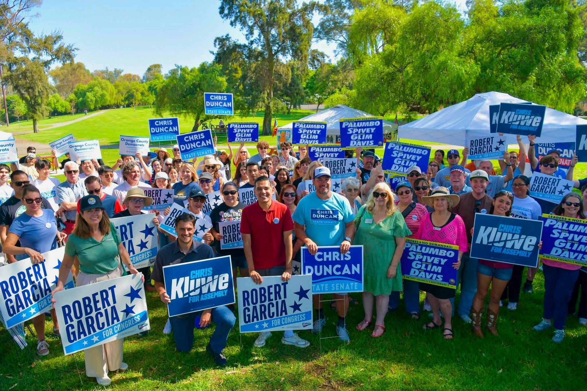 large group photo of Chris and dozens of volunteers as well as other candidates